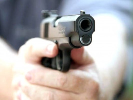 Focuri de armă pentru prinderea unor hoţi de maşini